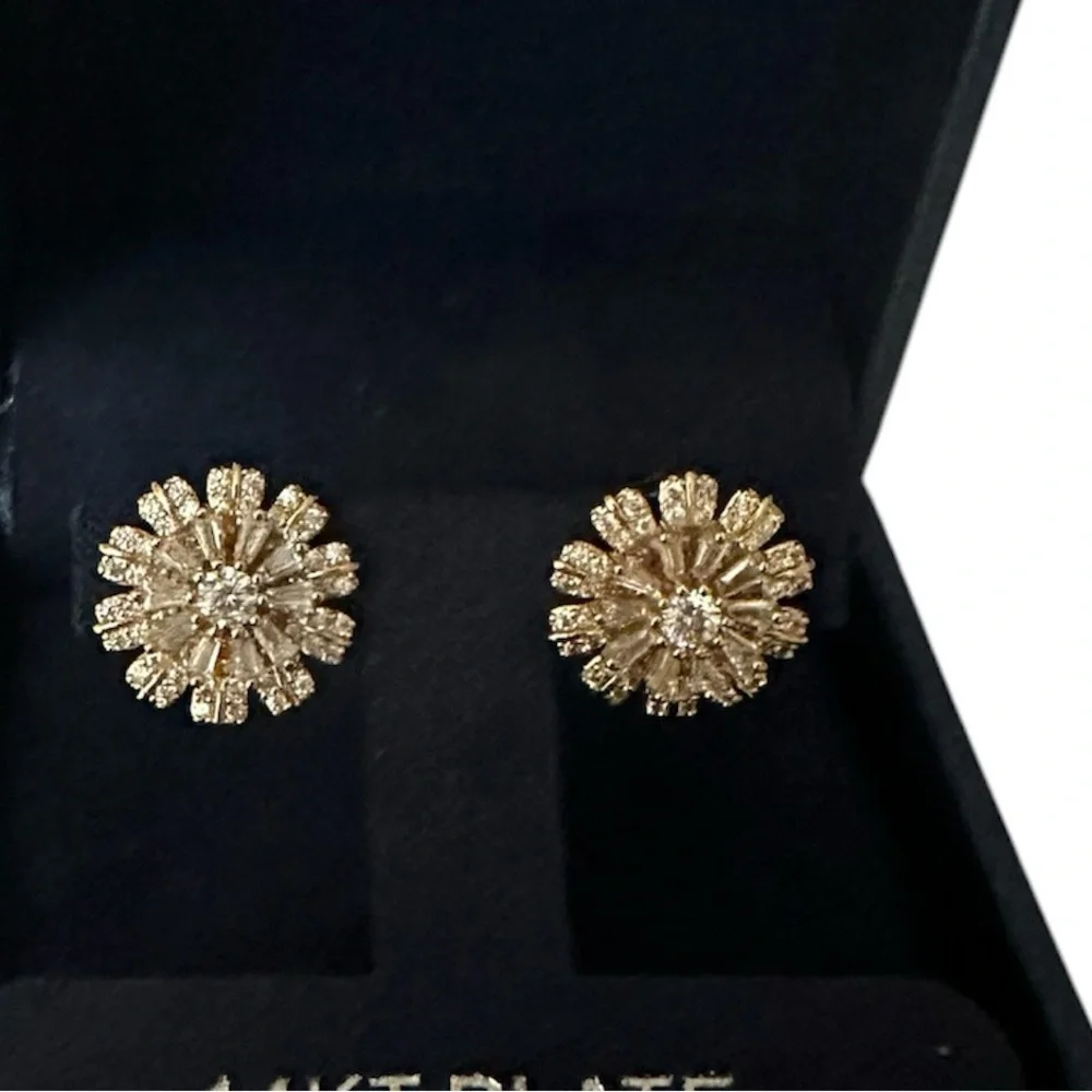 Earrings Elegant Flower Earrings - Picture 3 of 4